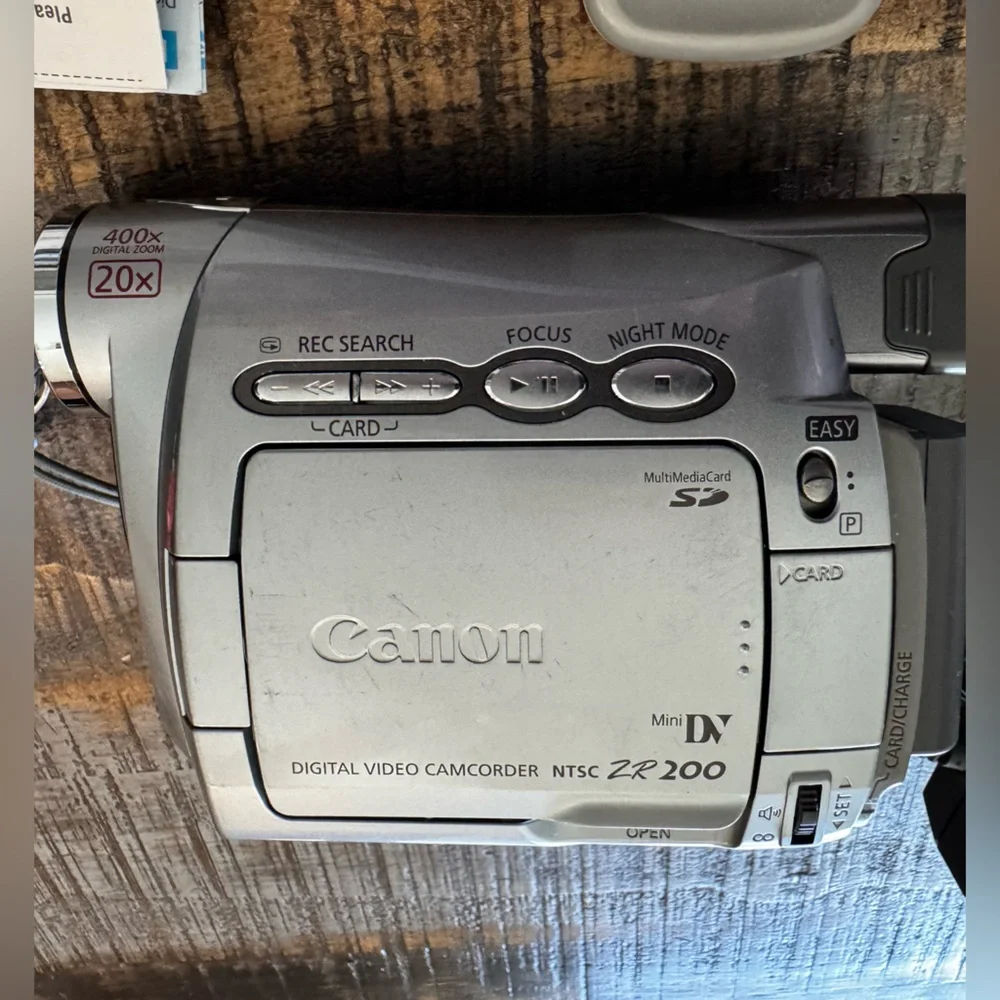 Cannon ZR200 Camcorder with Software and Accessories and Bag